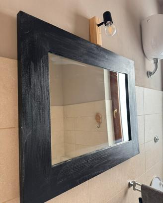 Specchio nero in legno