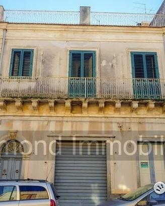 Palazzo storico su tre livelli a piedimonte etneo