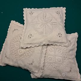 Set di tre cuscini ricamati a mano