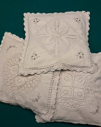 Set di tre cuscini ricamati a mano