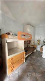 Letto a castello con armadio, scrivania e scala