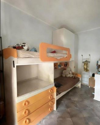 Letto a castello con armadio, scrivania e scala