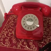 Telefonoyelefono rosso con ghiera numeri