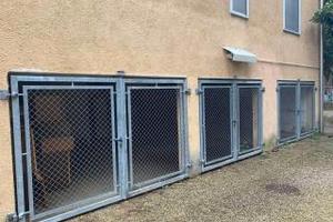 Box auto con portone grigliato