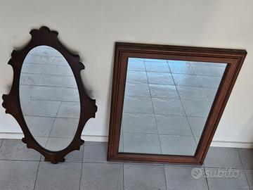 Specchi ovale e rettangolare veduti insieme