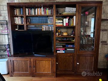 Sala in legno massiccio battuto invecchiato