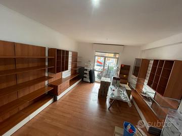 Arredamento negozio legno massello