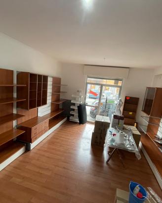 Arredamento negozio legno massello