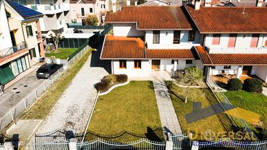 PORZIONE DI BIFAMILIARE CON AMPIO GIARDINO PRIVATO