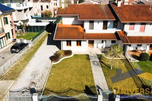 PORZIONE DI BIFAMILIARE CON AMPIO GIARDINO PRIVATO