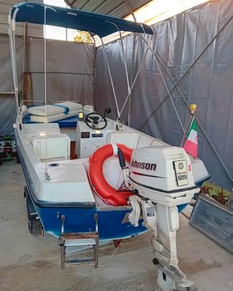 Barca trimarano
