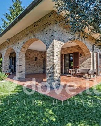Villa di 384 m² con più di 5 locali e box auto a C