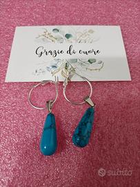 orecchini a cerchio con pietra a goccia