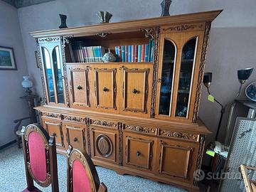 Mobile sala da pranzo con tavolo e sedie abbinati