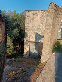 RUSTICO CON PICCOLO TERRENO CENTRO PAESE 