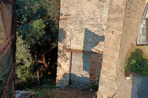 RUSTICO CON PICCOLO TERRENO CENTRO PAESE 