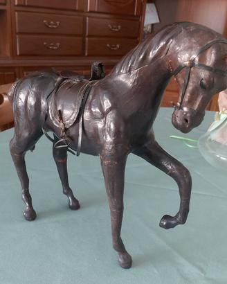 Mod.cavallo rivestito in pelle