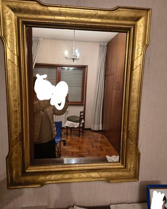 specchio con cornice oro
