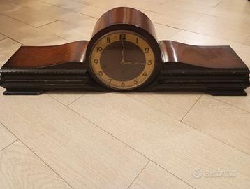 Orologio da camino/tavolo a movimento meccanico.