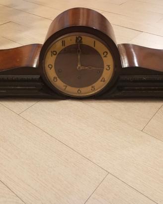 Orologio da camino/tavolo a movimento meccanico.