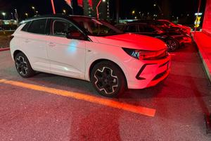 Opel GRANDLAND 1.6 PHEW AUT ULTIMATE