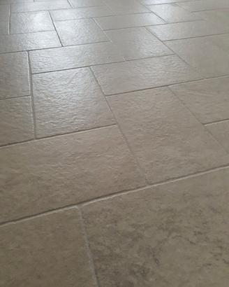 Piastrelle gres porcellanato effetto travertino