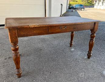 Tavolo in legno con gambe a cipolla