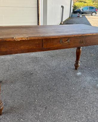 Tavolo in legno con gambe a cipolla