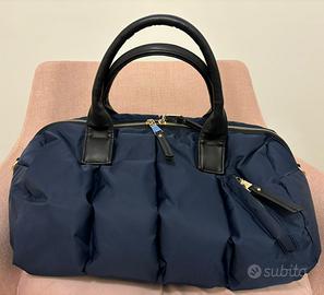 Borsa blu in nylon effetto piumino, mai usata