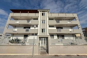 Appartamento mansardato in condominio con box