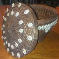 Cesta di artigianato africano