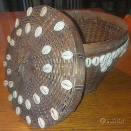 Cesta di artigianato africano