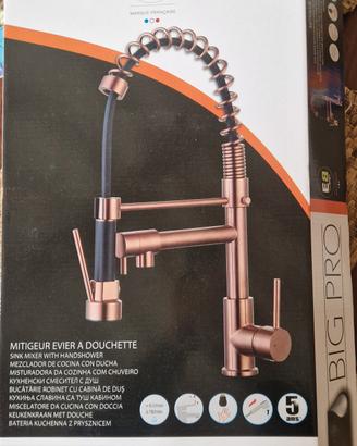 Rubinetto con doccia per acquaio cucina.