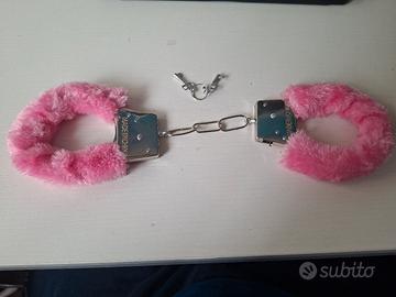 manette con pelo rosa