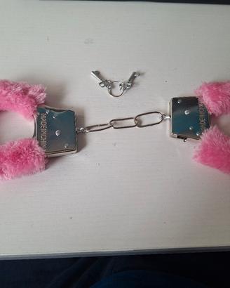 manette con pelo rosa