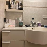 Mobile bagno sospeso bianco con lavabo integrato