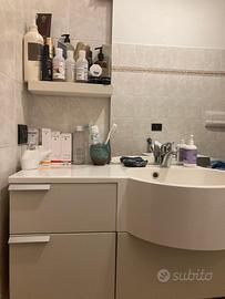 Mobile bagno sospeso bianco con lavabo integrato