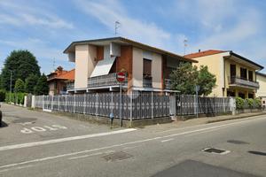 VILLA SINGOLA A ROBECCO SUL NAVIGLIO