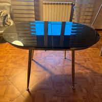 Tavolo in vetro ovale