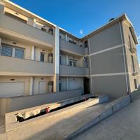 Ampio trivano, p. terra, cortile, arredato