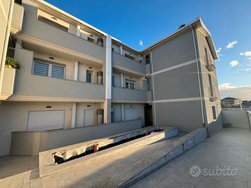 Ampio trivano, p. terra, cortile, arredato