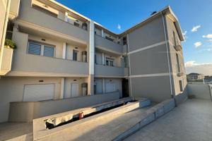 Ampio trivano, p. terra, cortile, arredato