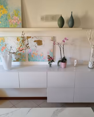 IKEA BESTÅ – composizione sospesa bianco lucido