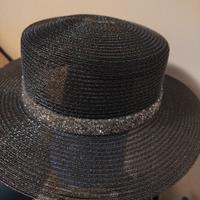 cappello elegante per occasioni 