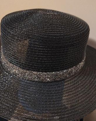 cappello elegante per occasioni 