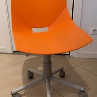 Sedia arancione con rotelle da scrivania