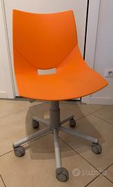 Sedia arancione con rotelle da scrivania