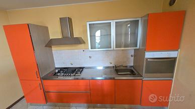 Cucina moderna lineare arancione