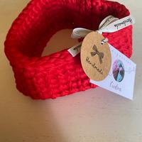 Cestino rosso a forma di cuore crochet base legno