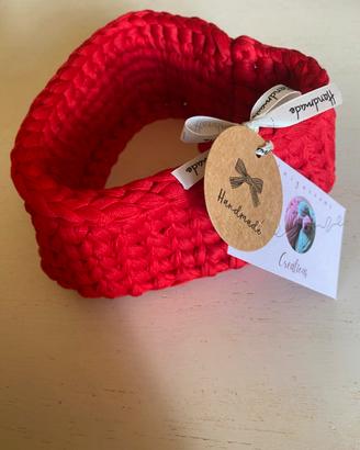 Cestino rosso a forma di cuore crochet base legno